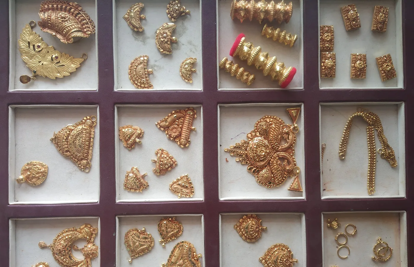 Tray of gold pendants, lockets and ornaments