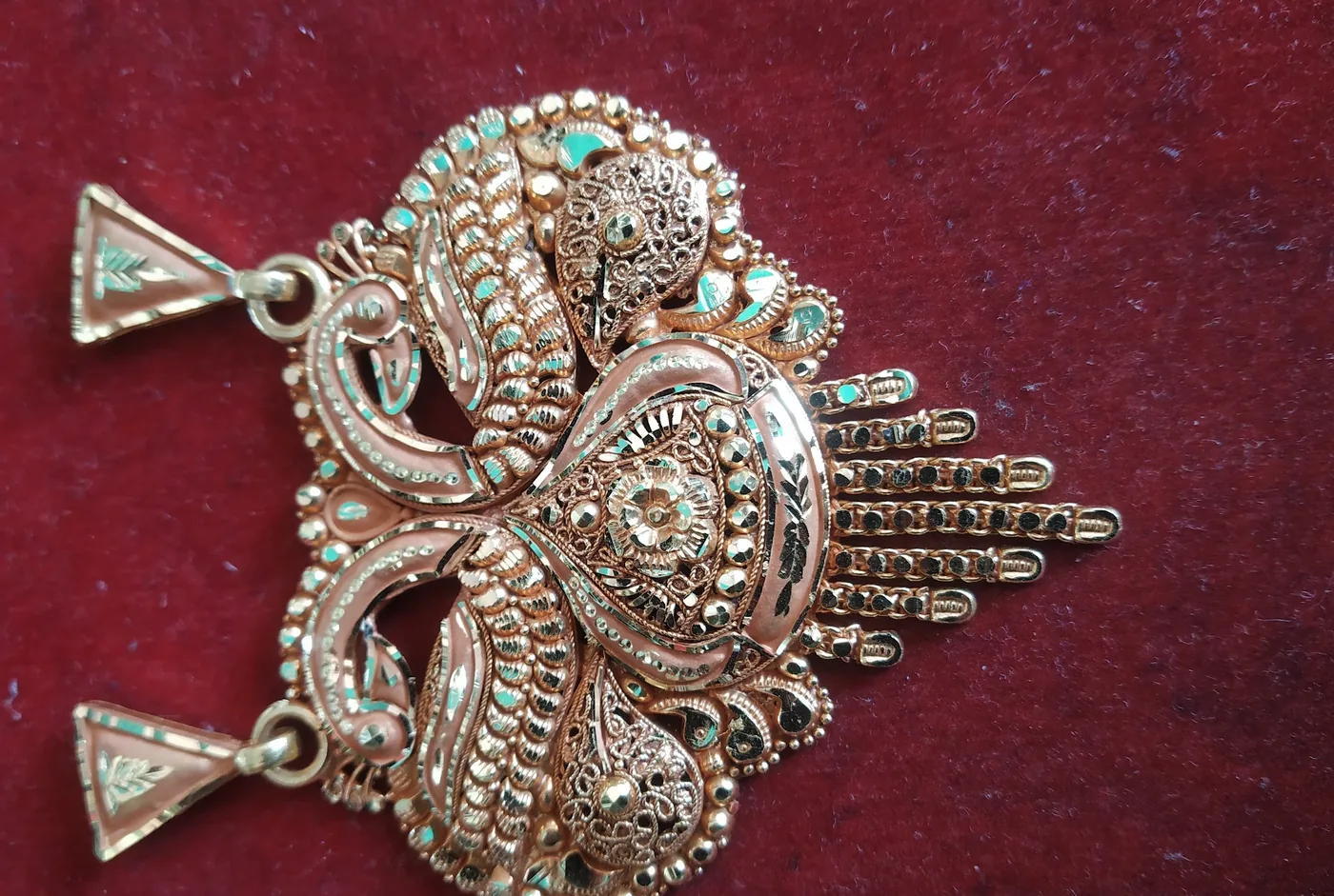 Gold pendant with twin peacocks in green enamel and two matching triangular drops
